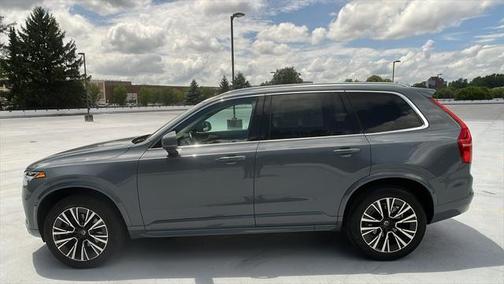 2022 Volvo XC90 T6 Momentum