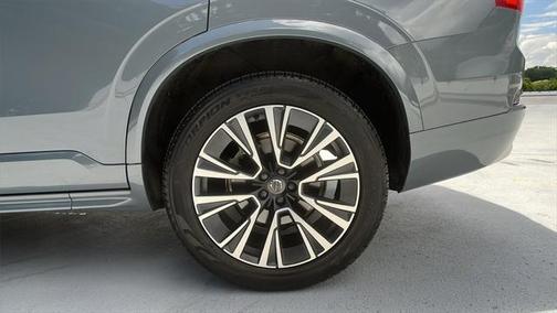 2022 Volvo XC90 T6 Momentum