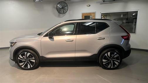 2025 Volvo XC40 B5 Plus Dark Theme