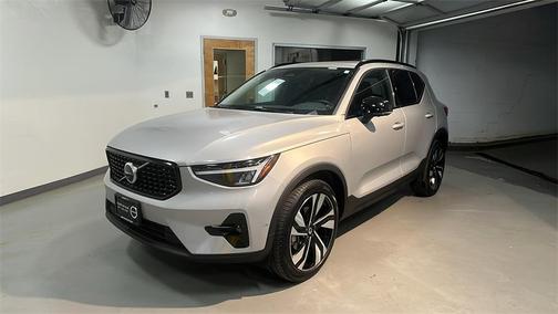 2025 Volvo XC40 B5 Plus Dark Theme