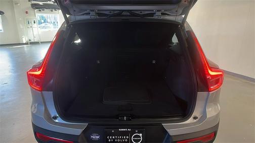 2025 Volvo XC40 B5 Core Bright Theme