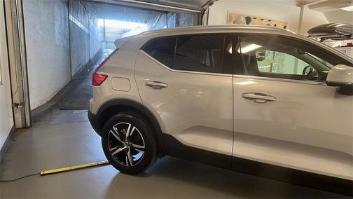 2025 Volvo XC40 B5 Core Bright Theme