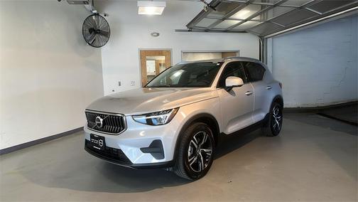 2025 Volvo XC40 B5 Core Bright Theme