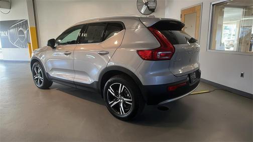 2025 Volvo XC40 B5 Core Bright Theme
