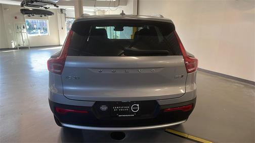 2025 Volvo XC40 B5 Core Bright Theme