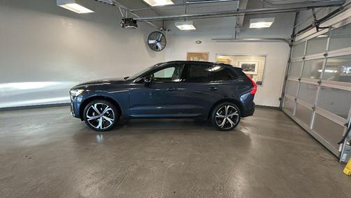 2023 Volvo XC60 B5 Ultimate Dark Theme