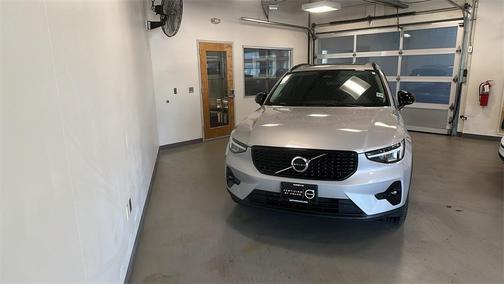 2023 Volvo XC40 B5 Plus Dark Theme