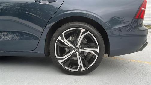 2024 Volvo S60 B5 Plus Dark Theme