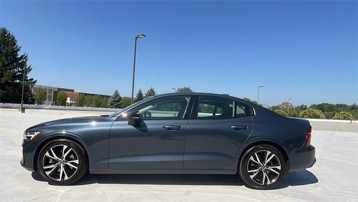 2024 Volvo S60 B5 Plus Dark Theme