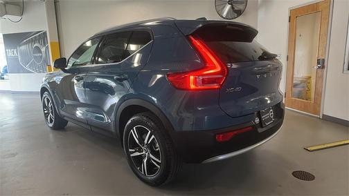 2025 Volvo XC40 B5 Core Bright Theme