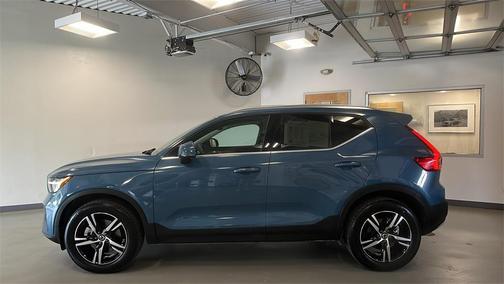 2025 Volvo XC40 B5 Core Bright Theme