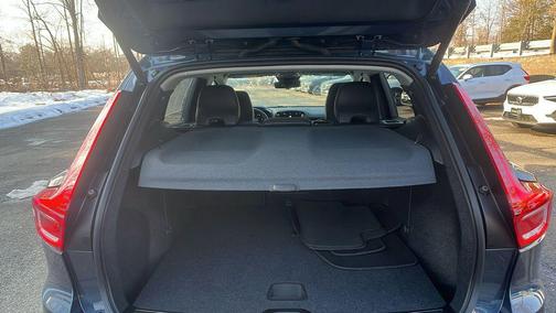 2026 Volvo XC40 Core, B5 AWD Gas (mild hybrid), Dark