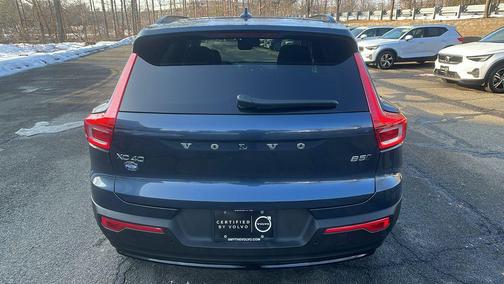 2026 Volvo XC40 Core, B5 AWD Gas (mild hybrid), Dark