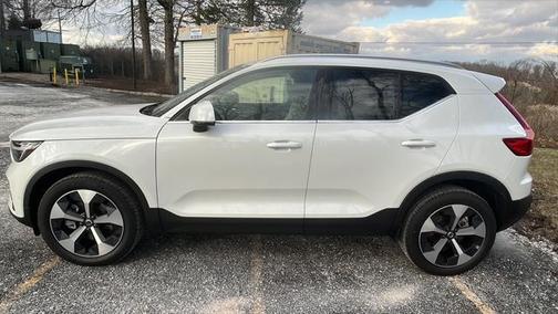 2025 Volvo XC40 B5 Plus Bright Theme