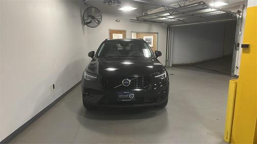 2024 Volvo XC40 B5 Plus Dark Theme