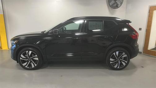 2024 Volvo XC40 B5 Plus Dark Theme
