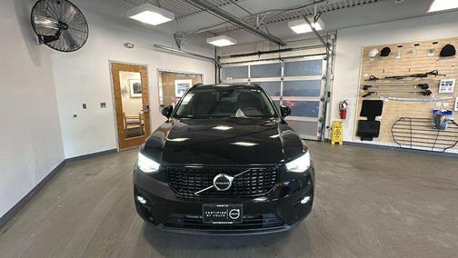 2023 Volvo XC40 B5 Plus Dark Theme
