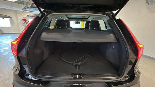 2023 Volvo XC40 B5 Plus Dark Theme