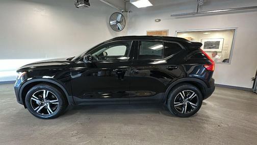 2023 Volvo XC40 B5 Plus Dark Theme