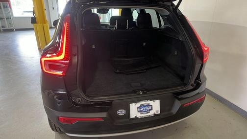 Onyx Black Metallic 2020 Volvo XC40 T5 Momentum