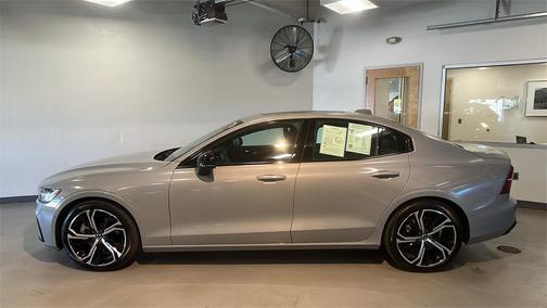 2024 Volvo S60 B5 Ultimate Dark Theme