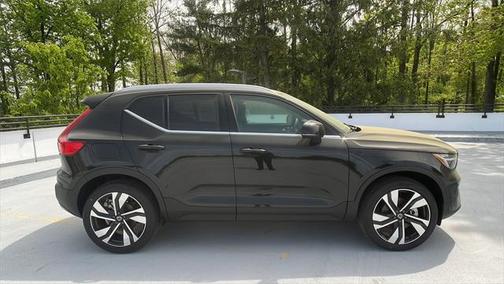 2025 Volvo XC40 B5 Plus Bright Theme