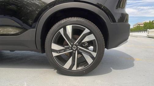 2025 Volvo XC40 B5 Plus Bright Theme