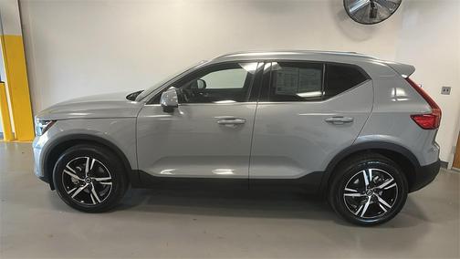 2025 Volvo XC40 B5 Core Bright Theme