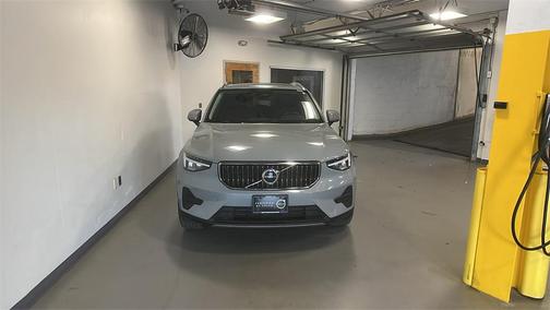2025 Volvo XC40 B5 Core Bright Theme