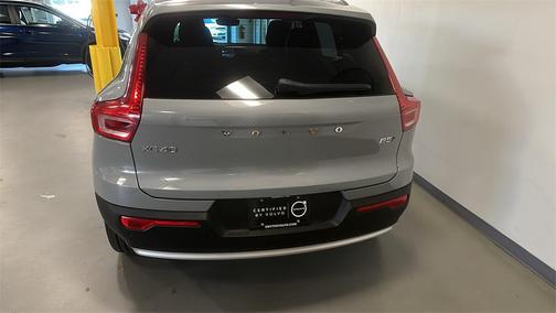 2025 Volvo XC40 B5 Core Bright Theme