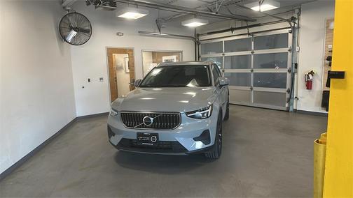 2025 Volvo XC40 B5 Core Bright Theme