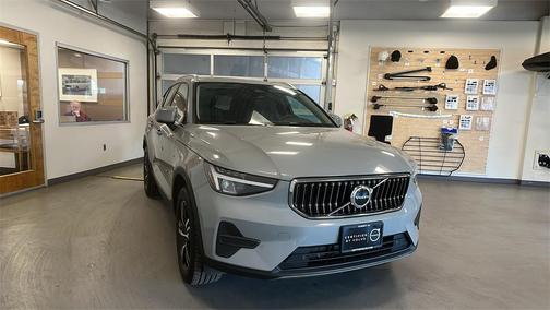 2025 Volvo XC40 B5 Core Bright Theme