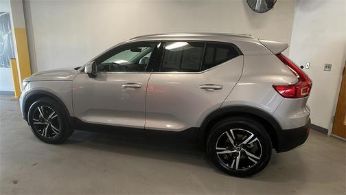 2025 Volvo XC40 B5 Core Bright Theme