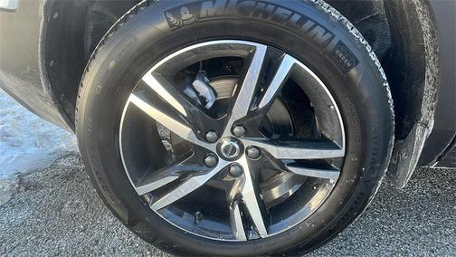 2025 Volvo XC40 B5 Core Bright Theme