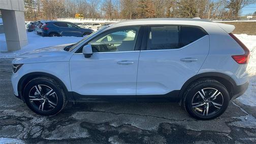 2025 Volvo XC40 B5 Core Bright Theme