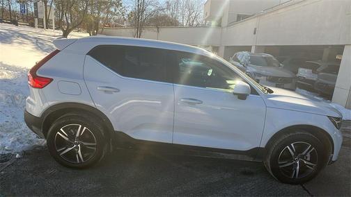 2025 Volvo XC40 B5 Core Bright Theme