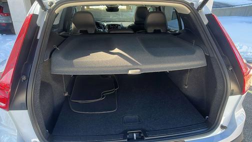 2025 Volvo XC40 B5 Core Bright Theme