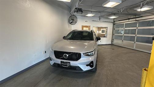2025 Volvo XC40 B5 Plus Dark Theme