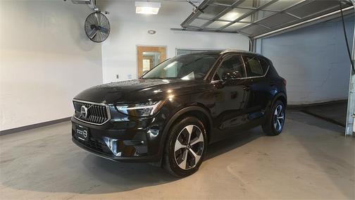 2025 Volvo XC40 B5 Plus Bright Theme