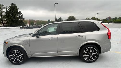 2023 Volvo XC90 Recharge Plug-In Hybrid T8 Plus Dark Theme 7-Seater