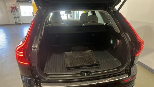 Onyx Black Metallic 2024 Volvo XC60 B5 Plus Dark Theme