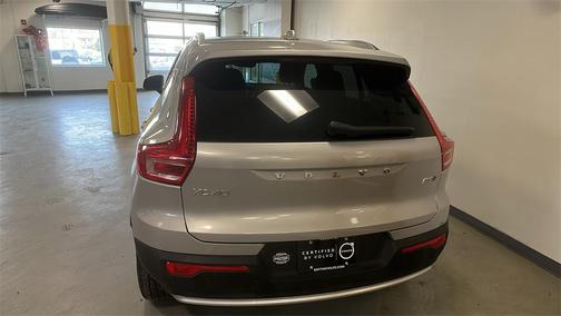 2025 Volvo XC40 B5 Core Bright Theme