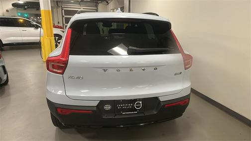 2025 Volvo XC40 B5 Plus Dark Theme