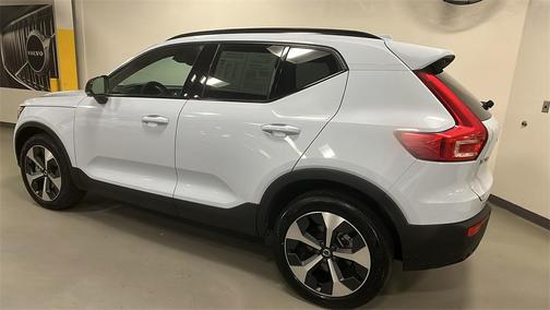 2025 Volvo XC40 B5 Plus Dark Theme