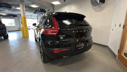 Onyx Black Metallic 2023 Volvo XC40 B5 Plus Dark Theme