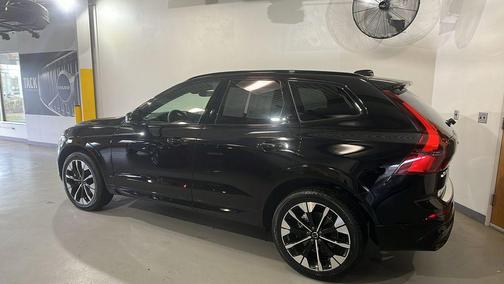 Onyx Black Metallic 2026 Volvo XC60 B5 Plus