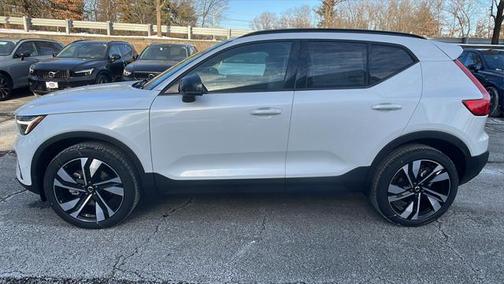 2025 Volvo XC40 B5 Plus Dark Theme
