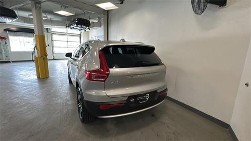 2025 Volvo XC40 B5 Core Bright Theme