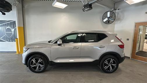 2025 Volvo XC40 B5 Core Bright Theme