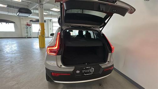 2025 Volvo XC40 B5 Core Bright Theme